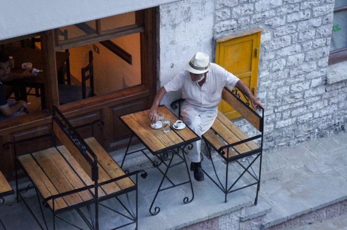 Café dans la rue de Gjirokastër en Albanie