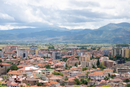 Vue depuis le cimetière des martyrs à Korçë