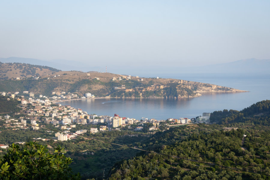 Vue panoramique de la plage d'Himarë