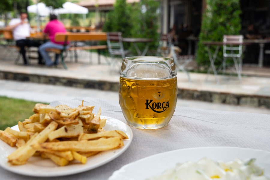 Frites et bière Korça en Albanie