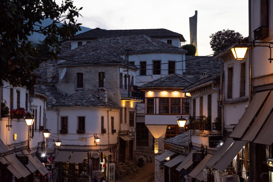 Ville de Gjirokaster la nuit