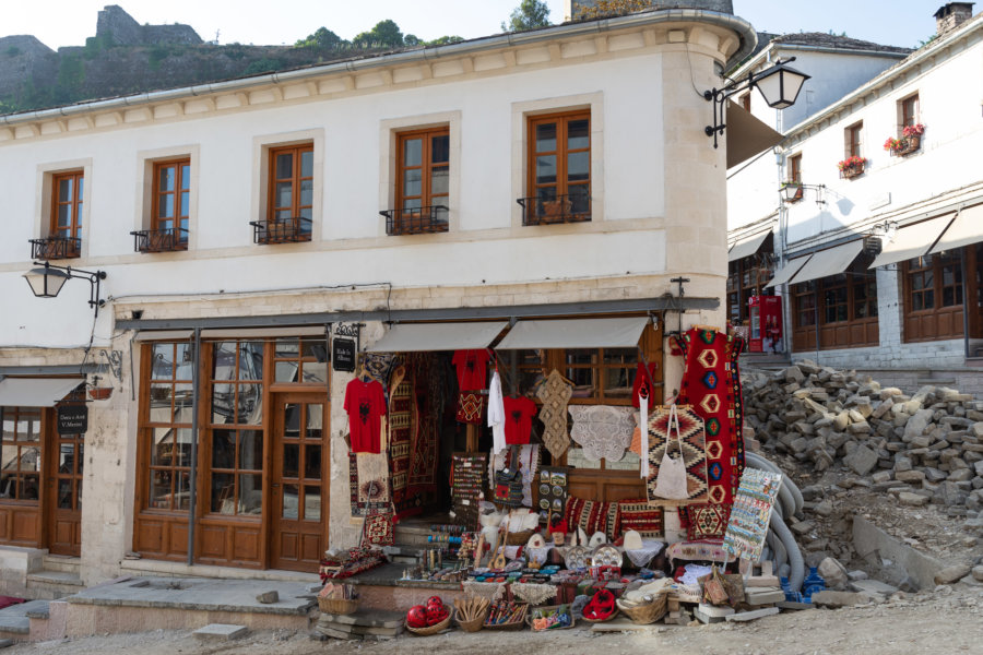 Boutique et travaux dans le centre de Gjirokastra