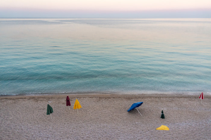 Plage d'Himarë et parasols en Albanie