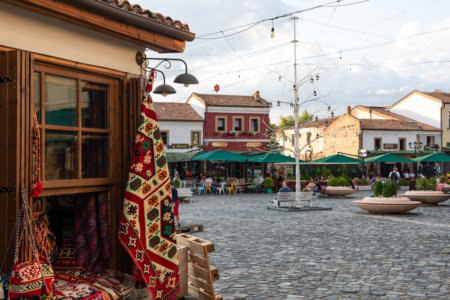 Old bazaar à Korça en Albanie