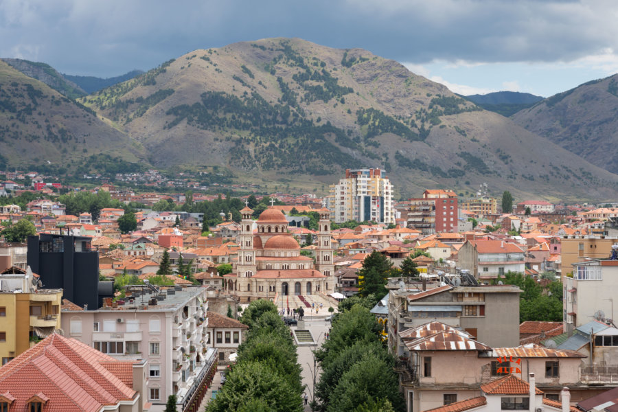 Vue aérienne sur la ville de Korçë en Albanie