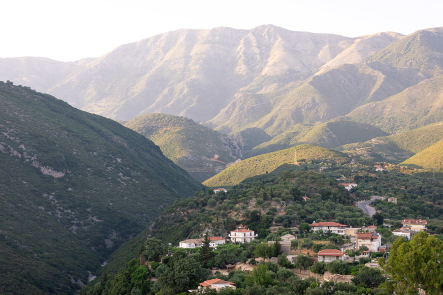 Montagnes près d'Himarë en Albanie