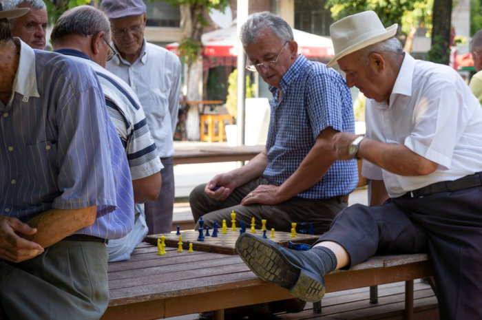 Papis jouant aux échecs à Berat, Albanie