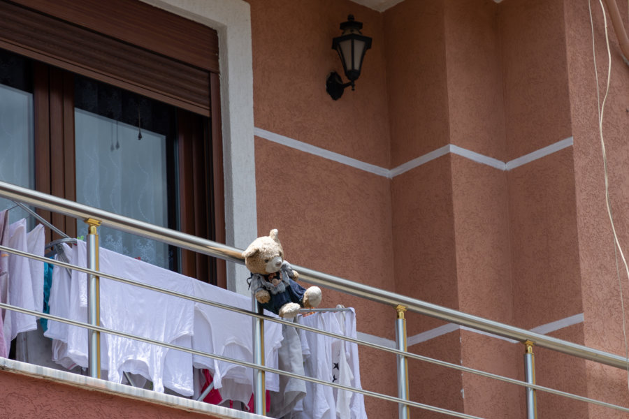 Peluche nounours au balcon en Albanie