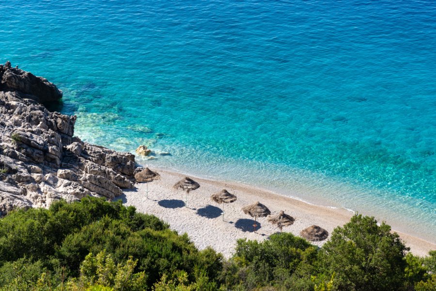 Plage à l'eau turquoise en Albanie