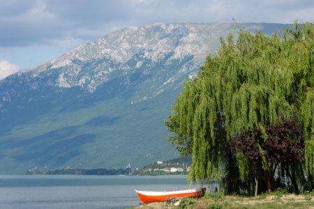 Lac et montagne à Pogradec en Albanie