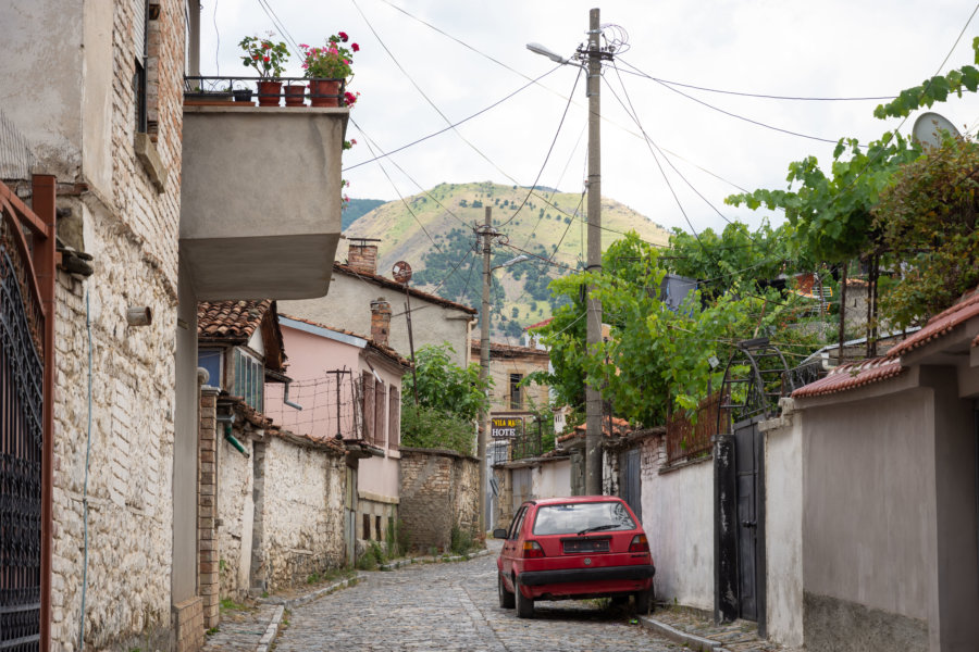 Rue dans la ville de Korçë en Albanie