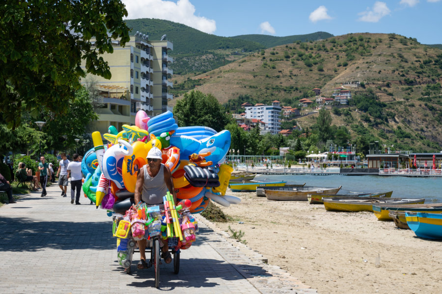 Vendeur de ballons à Pogradec en Albanie