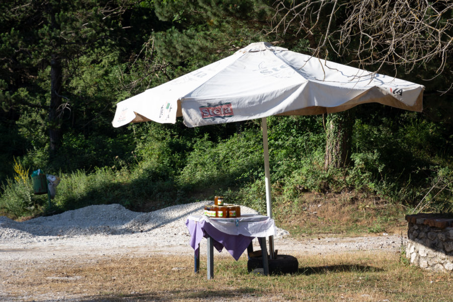 Vendeur de confitures en Albanie