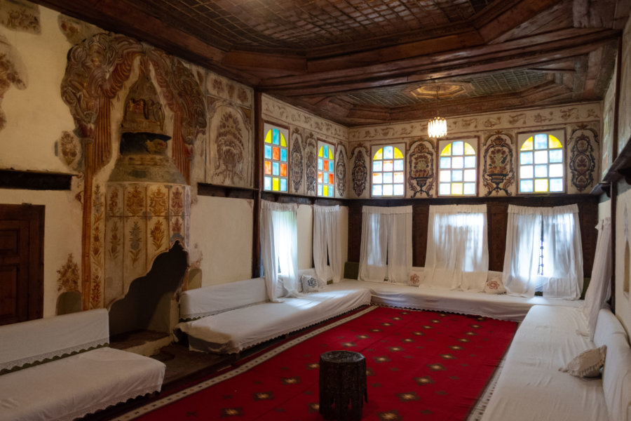 Intérieur d'une maison-tour à Gjirokastër