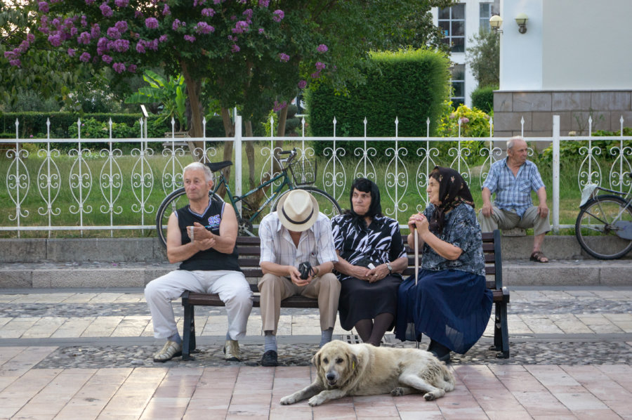 Albanais sur un banc à Shkodër en Albanie