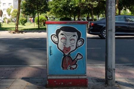 Mr Bean sur une boîte électrique à Tirana