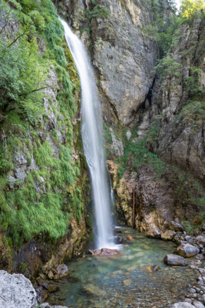 Cascade à Theth en Albanie