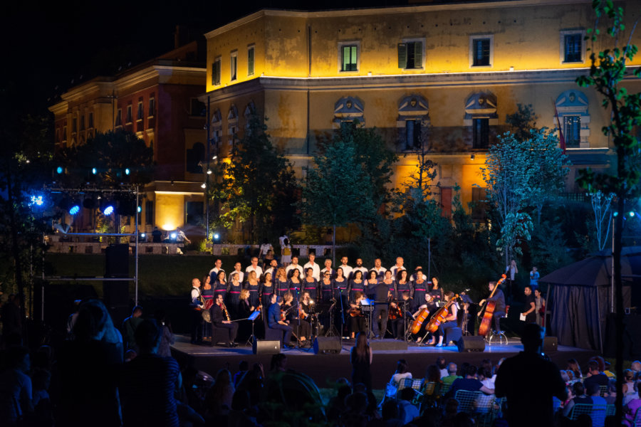 Concert sur la place Skanderbeg à Tirana