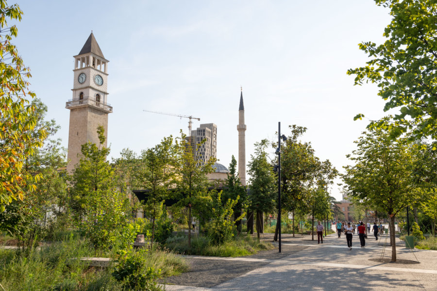 Horloge sur la place Skanderbeg à Tirana