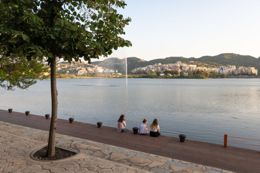 Lac artificiel dans le grand parc de Tirana