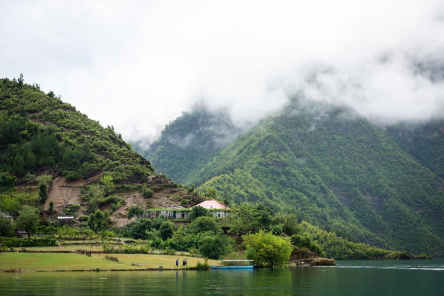 Montagnes et lac Koman, Alpes albanaises