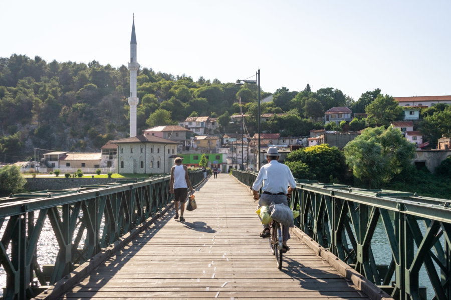 Pont de Shkodër et mosquée
