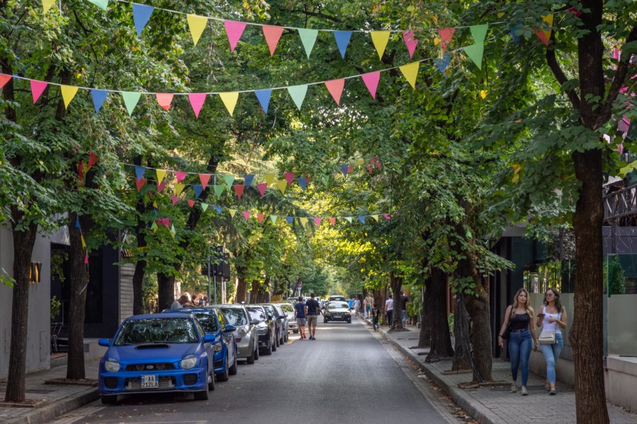 Rue dans le quartier de Blloku à Tirana