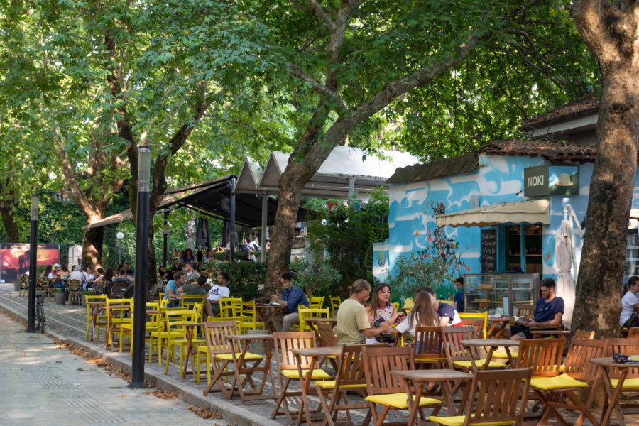 Rue piétonne à Tirana en Albanie