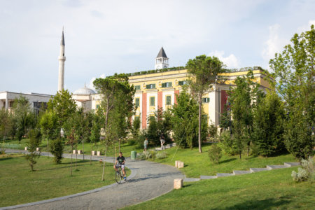 Vélo sur la place Skanderbeg à Tirana