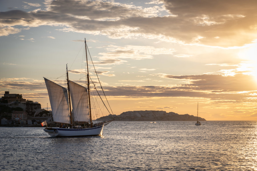 Voilier dans le port de Marseille