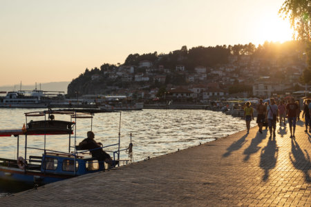 Coucher de soleil sur la ville d'Ohrid