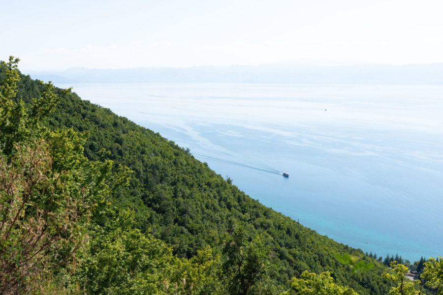 Colline et lac d'Ohrid