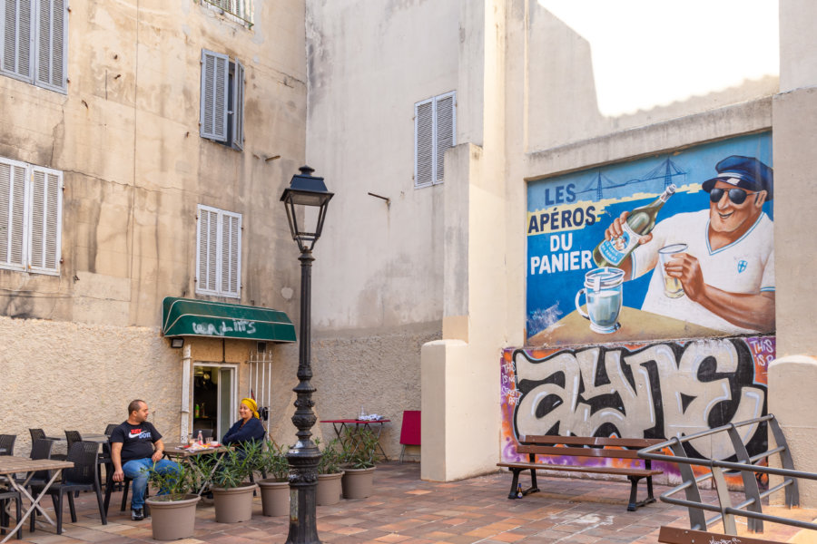 Prendre un pastis dans le Panier