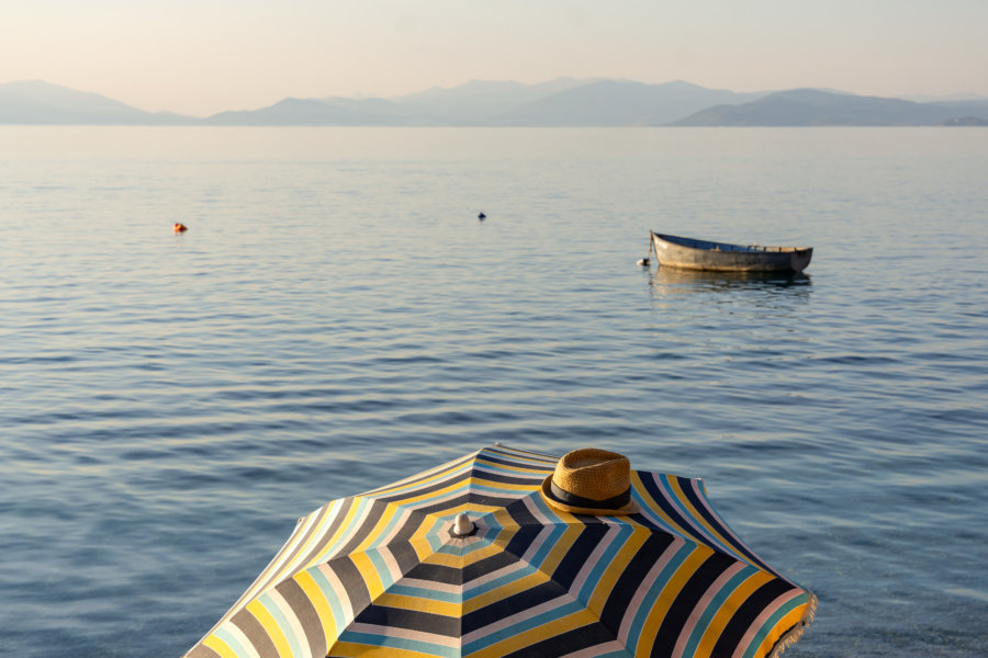 Parasol au bord du lac