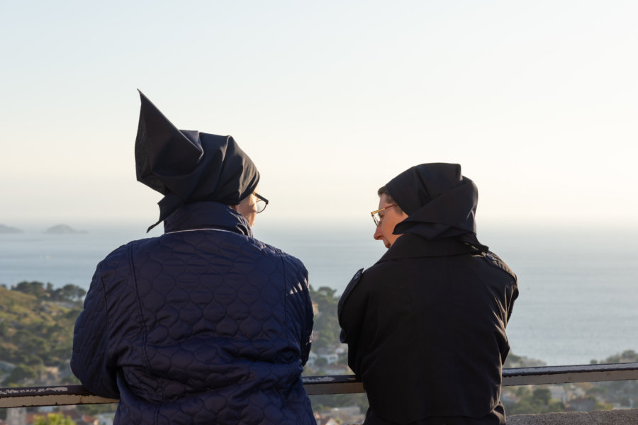 Religieuses devant la Bonne Mère