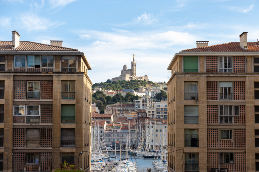 Vieux Port entre les immeubles de Marseille