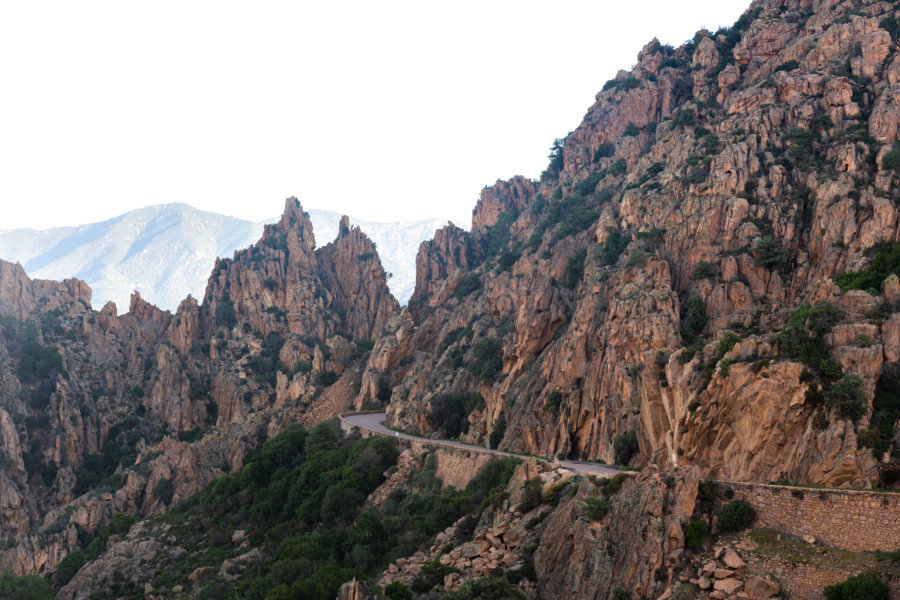 Route parmi les rochers des calanques de Piana