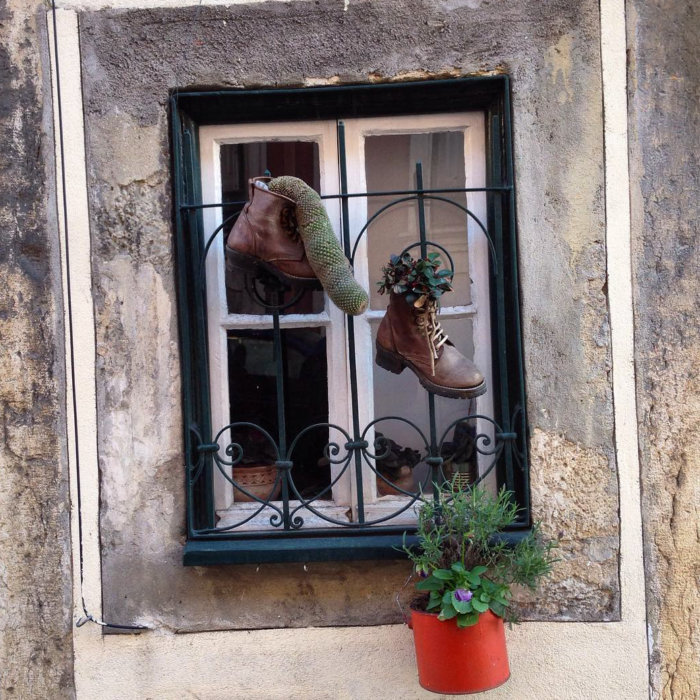 Chaussures aux fenêtres à Lisbonne