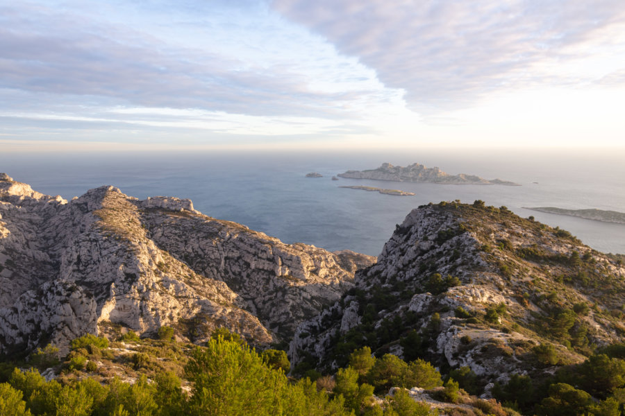 Vue sur les Goudes et les calanques depuis la Croix Pastré