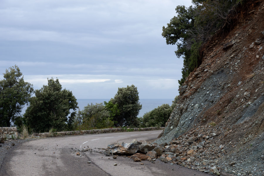 Eboulis sur la route, la Corse en automne