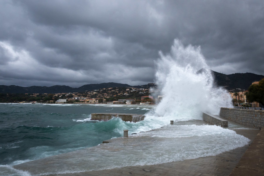 Grosses vagues à L'Île-Rousse