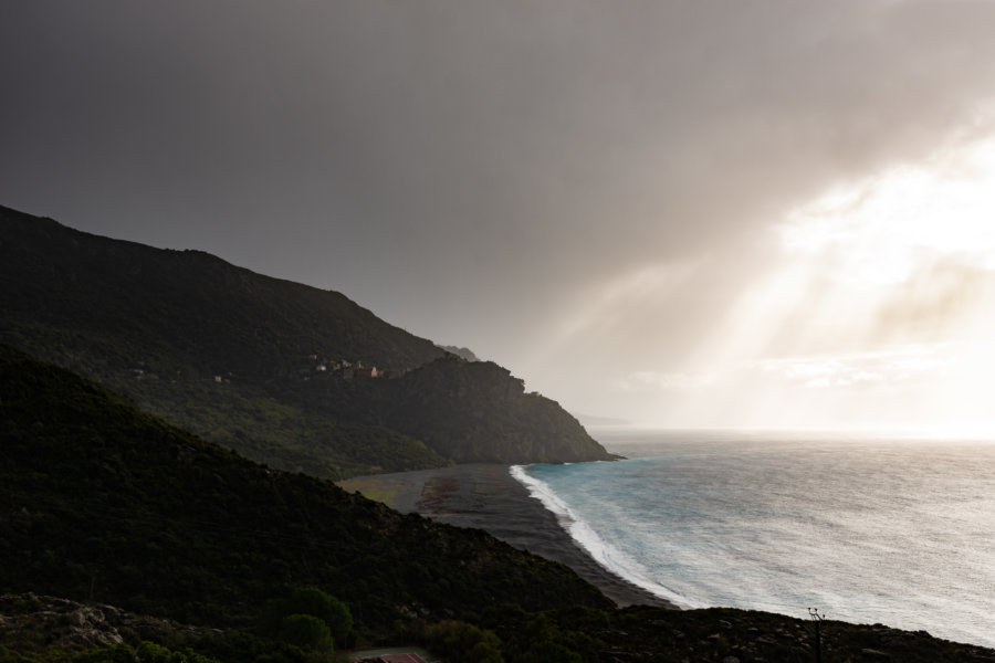 Plage de Nonza en Corse sous la tempête