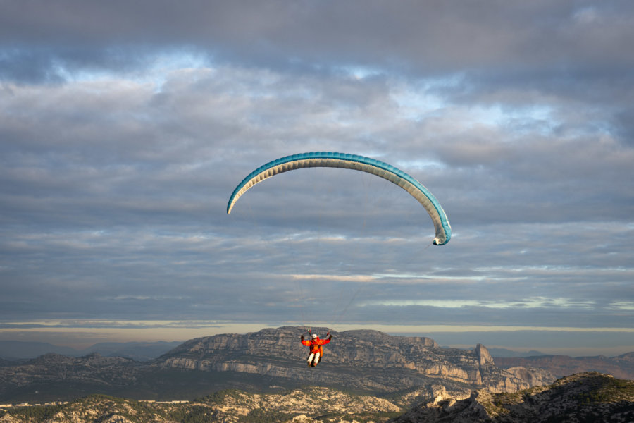 Parapente au-dessus des calanques de Marseille