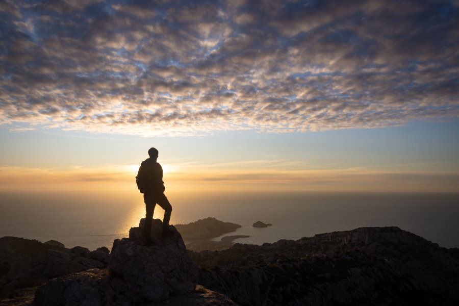 Randonnée dans les calanques de Marseille au coucher du soleil