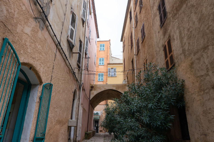 Ruelles désertes de L'Île-Rousse en basse-saison