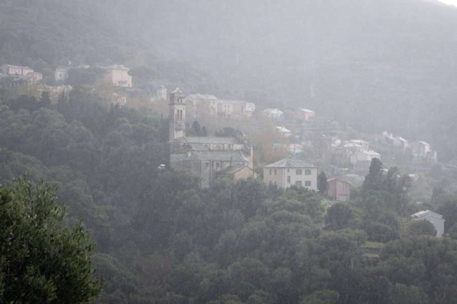 Village corse à travers la pluie d'automne