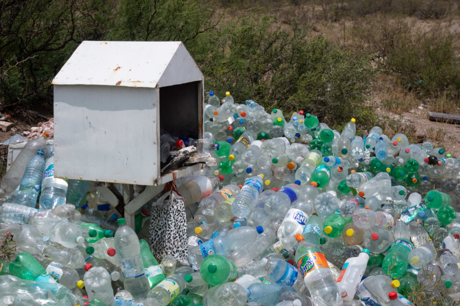 Autel dans la montagne et bouteilles en plastique