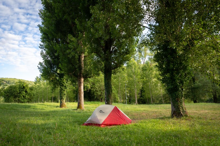 Tente dans un camping désert