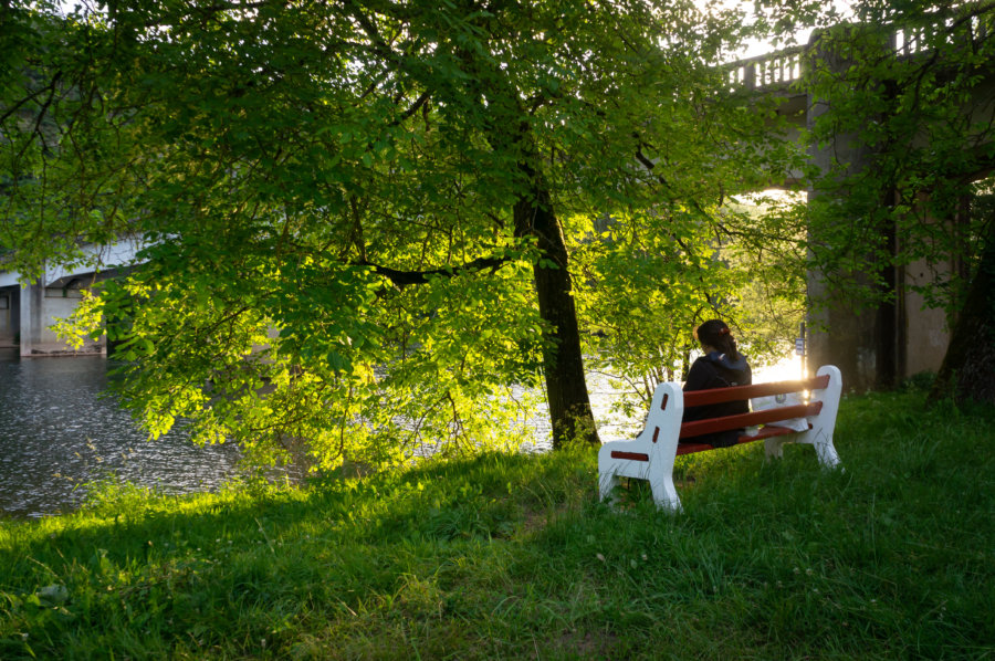 Pique-nique sur un banc près du Lot