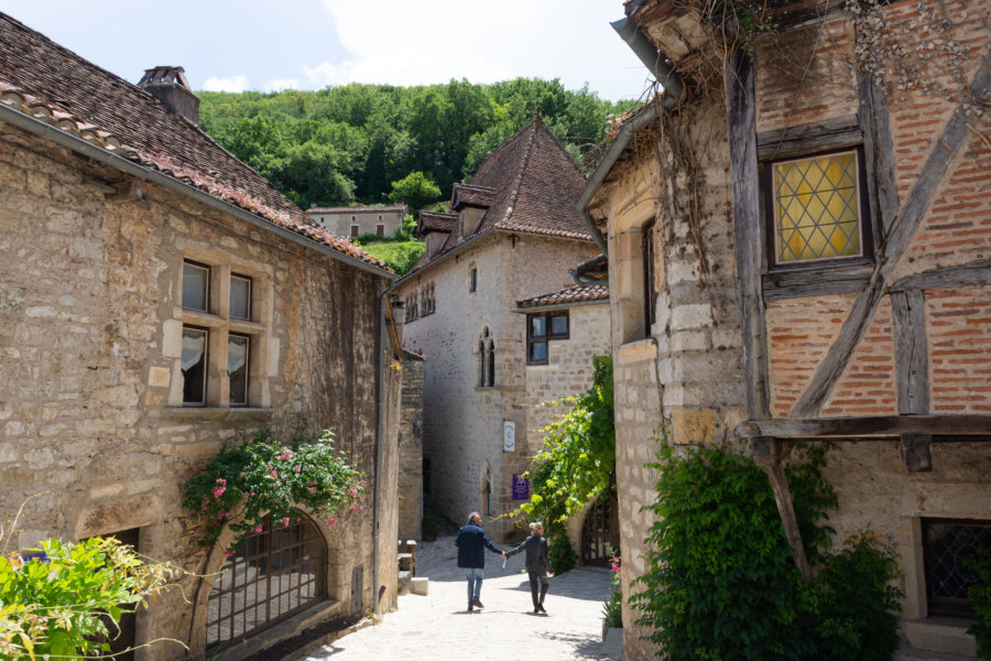 Touristes dans une ruelle de Saint-Cirq-Lapopie, Lot